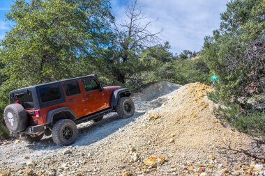 Benson, AZ, ABD - 5 Eylül 2019: Bir Jeep Wrangler Rubicon off-road kursuna gidiyor