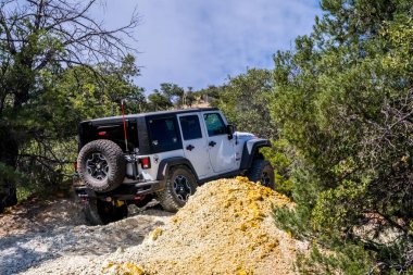 Benson, AZ, ABD - 5 Eylül 2019: Bir Jeep Wrangler Rubicon off-road kursuna gidiyor