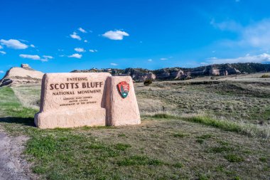 Scotts Bluffs NM, NE, ABD - 4 Mayıs 2019: Koruma parkının giriş noktasında bir karşılama tabelası
