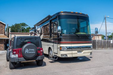 Deadwood, SD, USA - 30 Mayıs 2019: Şehir boyunca park edilmiş bir cip ve karavan