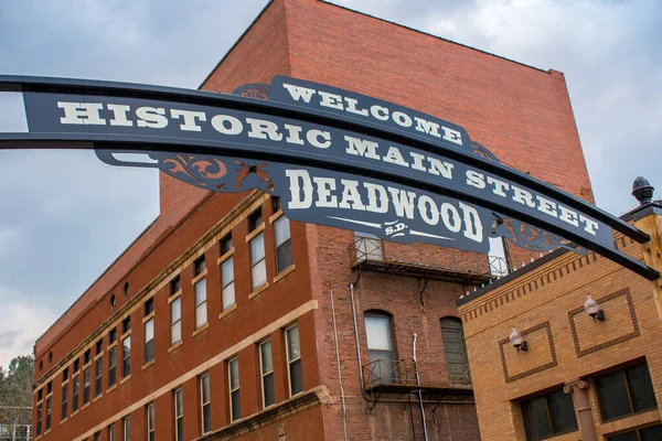 Deadwood, SD, ABD - 30 Mayıs 2019: Tarihi yerleri koruma girişine bir karşılama tabelası
