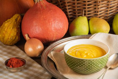 Geleneksel balkabağı kremalı çorba ve armut.