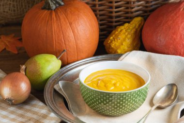 Geleneksel balkabağı kremalı çorba ve armut.