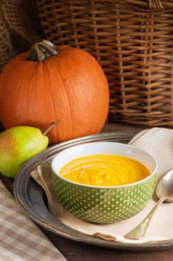 Geleneksel balkabağı kremalı çorba ve armut.