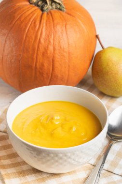 Hafif arkaplanda geleneksel balkabağı kremalı çorba