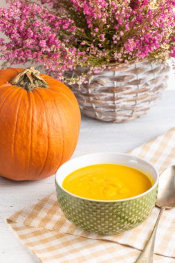 Hafif arkaplanda geleneksel balkabağı kremalı çorba