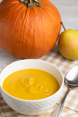 Hafif arkaplanda geleneksel balkabağı kremalı çorba