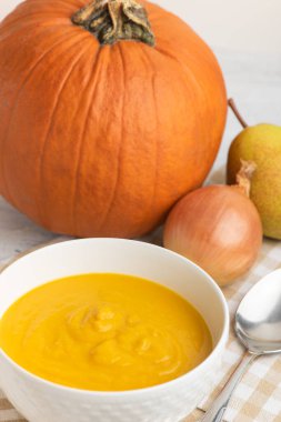 Hafif arkaplanda geleneksel balkabağı kremalı çorba