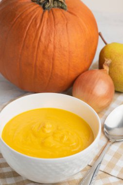 Hafif arkaplanda geleneksel balkabağı kremalı çorba