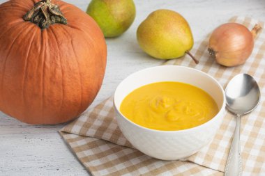 Hafif arkaplanda geleneksel balkabağı kremalı çorba