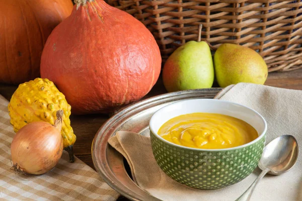 Geleneksel balkabağı kremalı çorba ve armut.