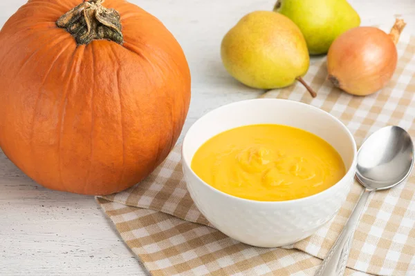 Hafif arkaplanda geleneksel balkabağı kremalı çorba