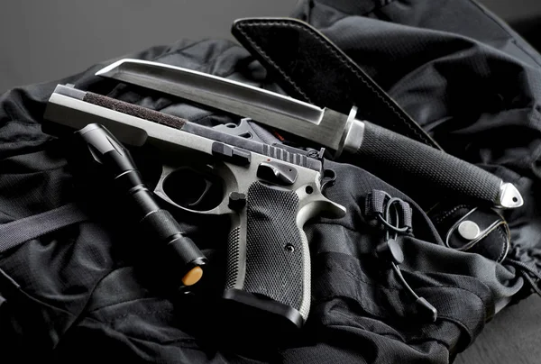 Pistola tattica con torcia e coltello Foto Stock