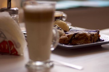 Kafede sonbahar kahvesi ve keki.              