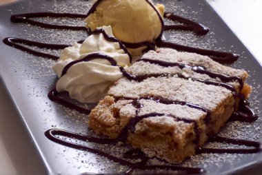 Kafede sonbahar kahvesi ve keki.              