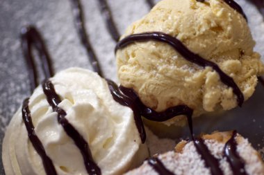 Kafede sonbahar kahvesi ve keki.              