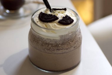 Kafede sonbahar kahvesi ve keki.              