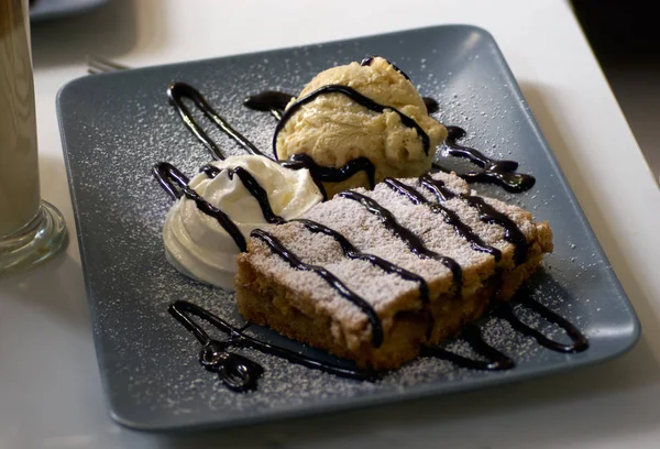 Kafede sonbahar kahvesi ve keki.              