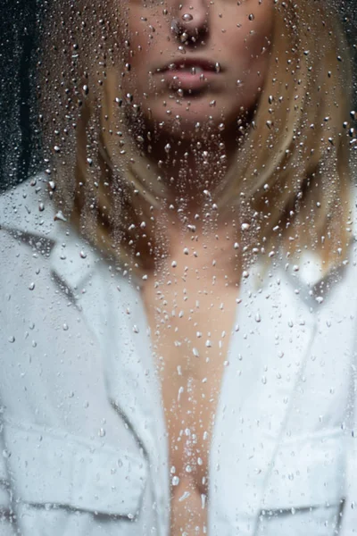 Sarışın kadın. Stüdyoda fotoğraf çekimi..