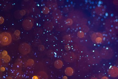 Noel ağacı, yeşil sarı altın renginde ışık saçar, tatil