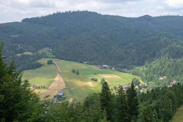 Berglandschaft im Frühling. — Stockfoto