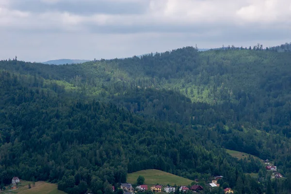 Berglandschap in het voorjaar van. — Stockfoto