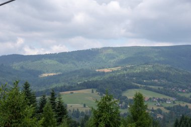 ilkbaharda dağ manzarası.