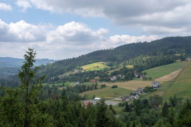 ilkbaharda dağ manzarası.
