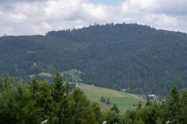 Berglandschap in het voorjaar van. — Stockfoto