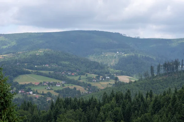 Paisagem montanhosa na primavera . — Fotografia de Stock