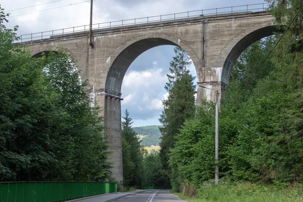 Vasúti viadukt, Wisła Głębce. Tájkép — Stock Fotó