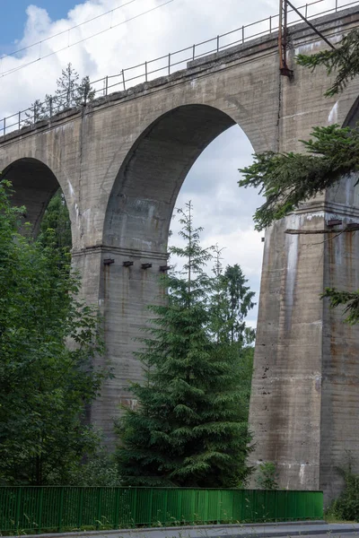 Viadotto ferroviario, Wisa Globce. Paesaggio — Foto Stock