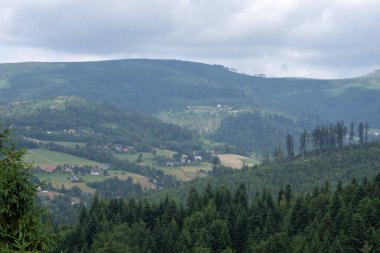 ilkbaharda dağ manzarası.