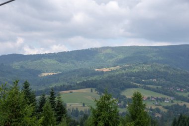 ilkbaharda dağ manzarası.