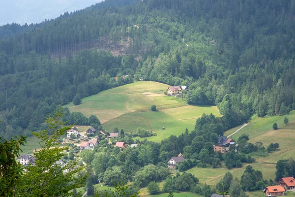 Hegyi tájkép tavasszal. — Stock Fotó