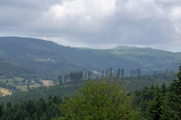 Paisagem montanhosa na primavera . — Fotografia de Stock