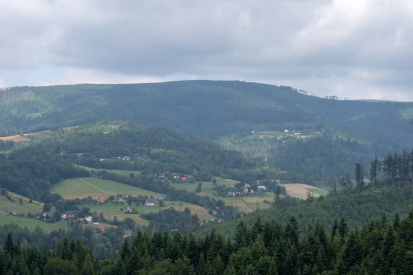 Berglandschap in het voorjaar van. — Stockfoto