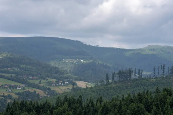 Berglandschap in het voorjaar van. — Stockfoto