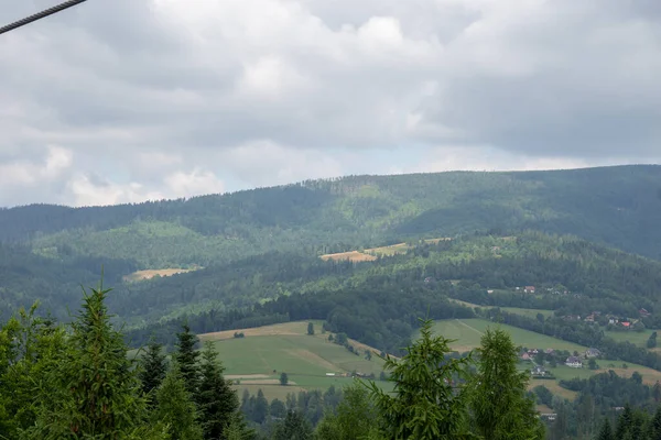 Bergslandskap under våren. — Stockfoto