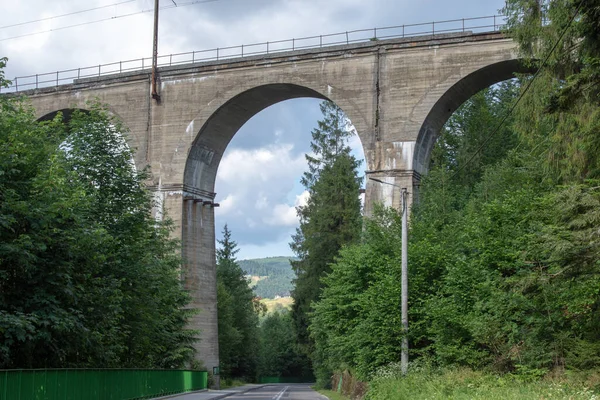 Järnvägsviadukt, Wisła Głębce. Landskap — Stockfoto