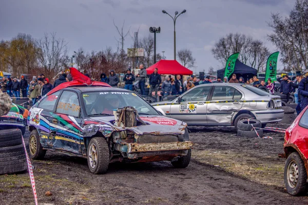 Gliwice, Polonya 10 Mart 2019 Wreck Race Silesia. Hurda araba yarışı. — Stok fotoğraf