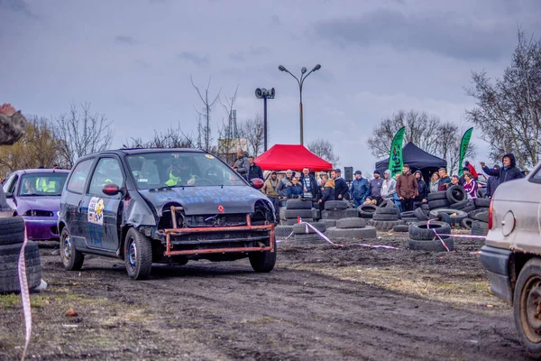 Gliwice, Polonya 10 Mart 2019 Wreck Race Silesia. Hurda araba yarışı. — Stok fotoğraf