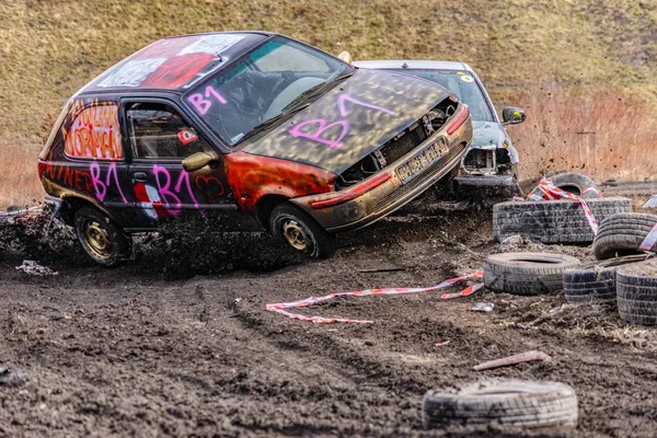 Gliwice, Polonya 10 Mart 2019 Wreck Race Silesia. Hurda araba yarışı. — Stok fotoğraf