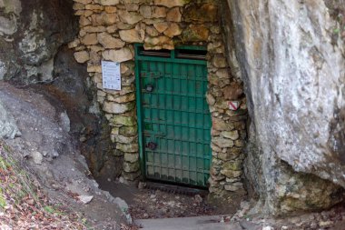 Gleboka Mağarası (Maszycka Mağarası) - Olkusz Upland 'daki Bedkowska Vadisi' nde bir mağara.