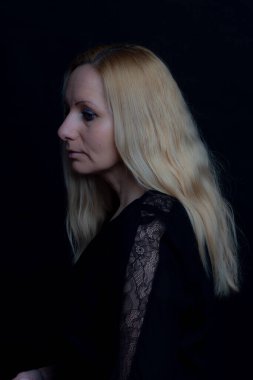 Güllü bir kadın. Portre. Kadınlar Günü. 8 Mart