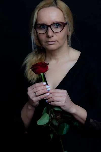 一个带着玫瑰的女人肖像 母亲节 3月8日 — 图库照片