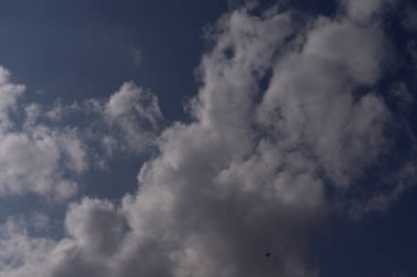 Mavi gökyüzü ve beyaz bulutların arka planı. Gökyüzü