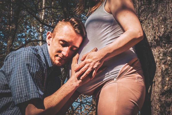 Zwangere Vrouw Familie Samen Afwachting Van Een Kind Zwangerschap — Stockfoto
