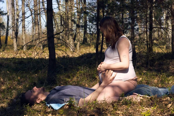 Hamile kadın aile bir arada. Bir çocuğun beklentisiyle. Hamilelik