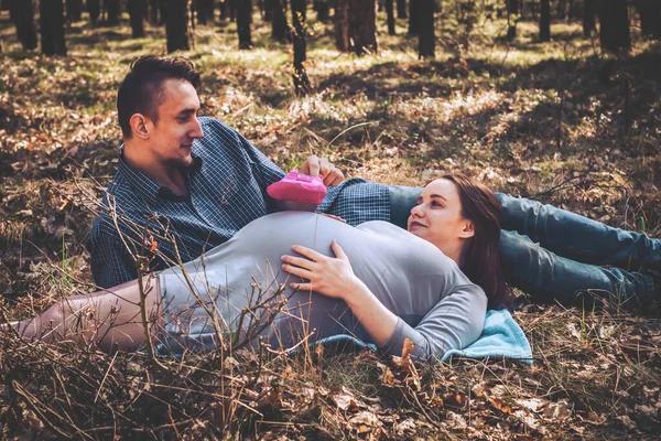 Hamile Kadın Aile Bir Arada Bir Çocuğun Beklentisiyle Hamilelik — Stok fotoğraf